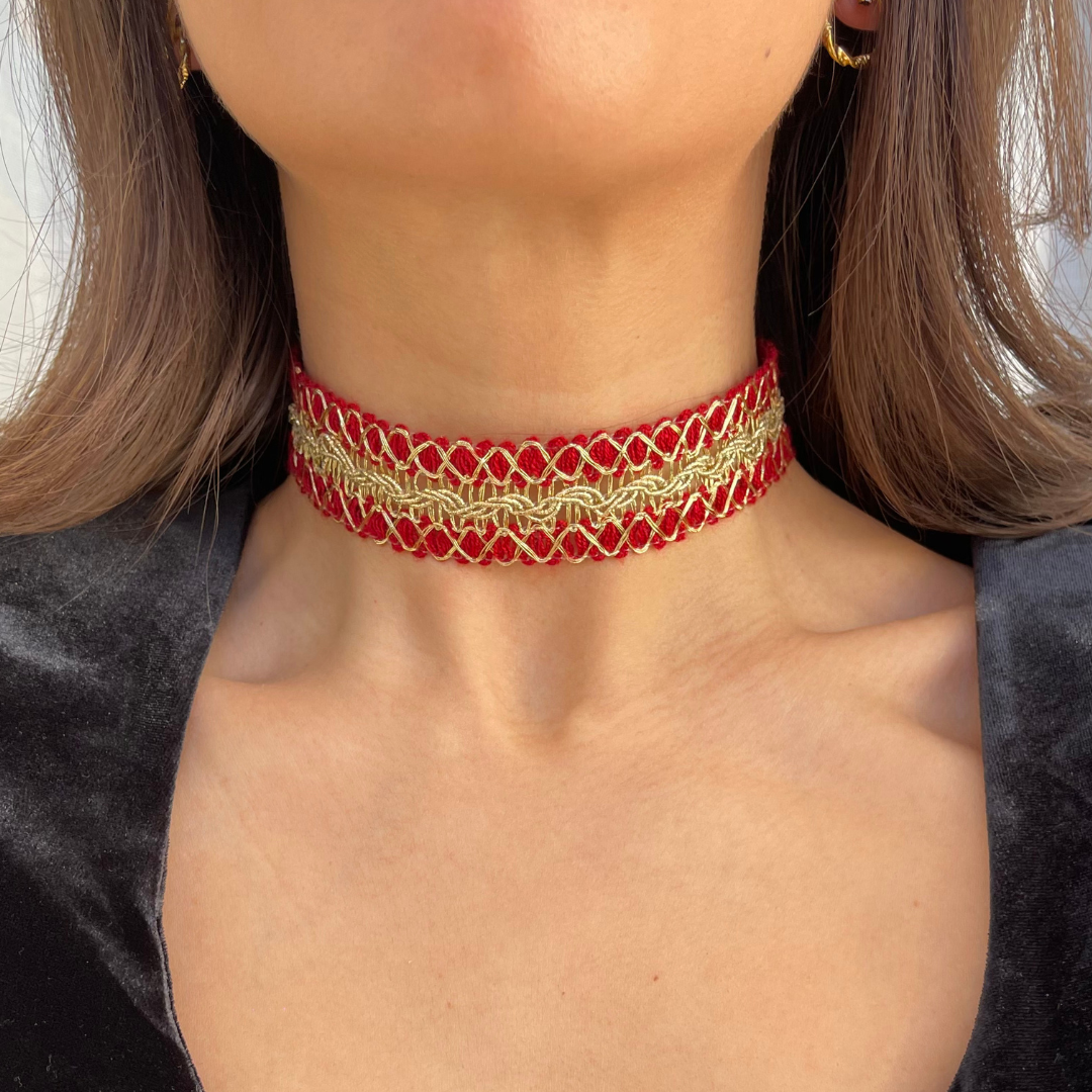 Choker color con detalles dorados