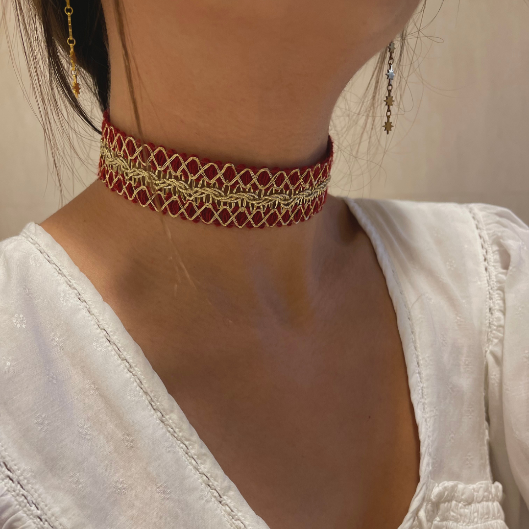 Choker color con detalles dorados