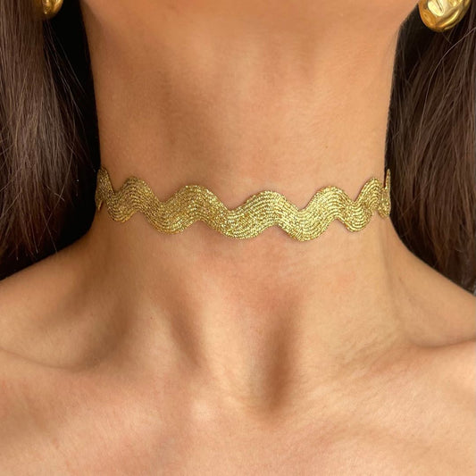 Choker ondulado dorado