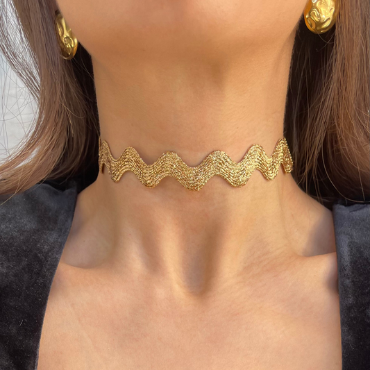 Choker ondulado dorado